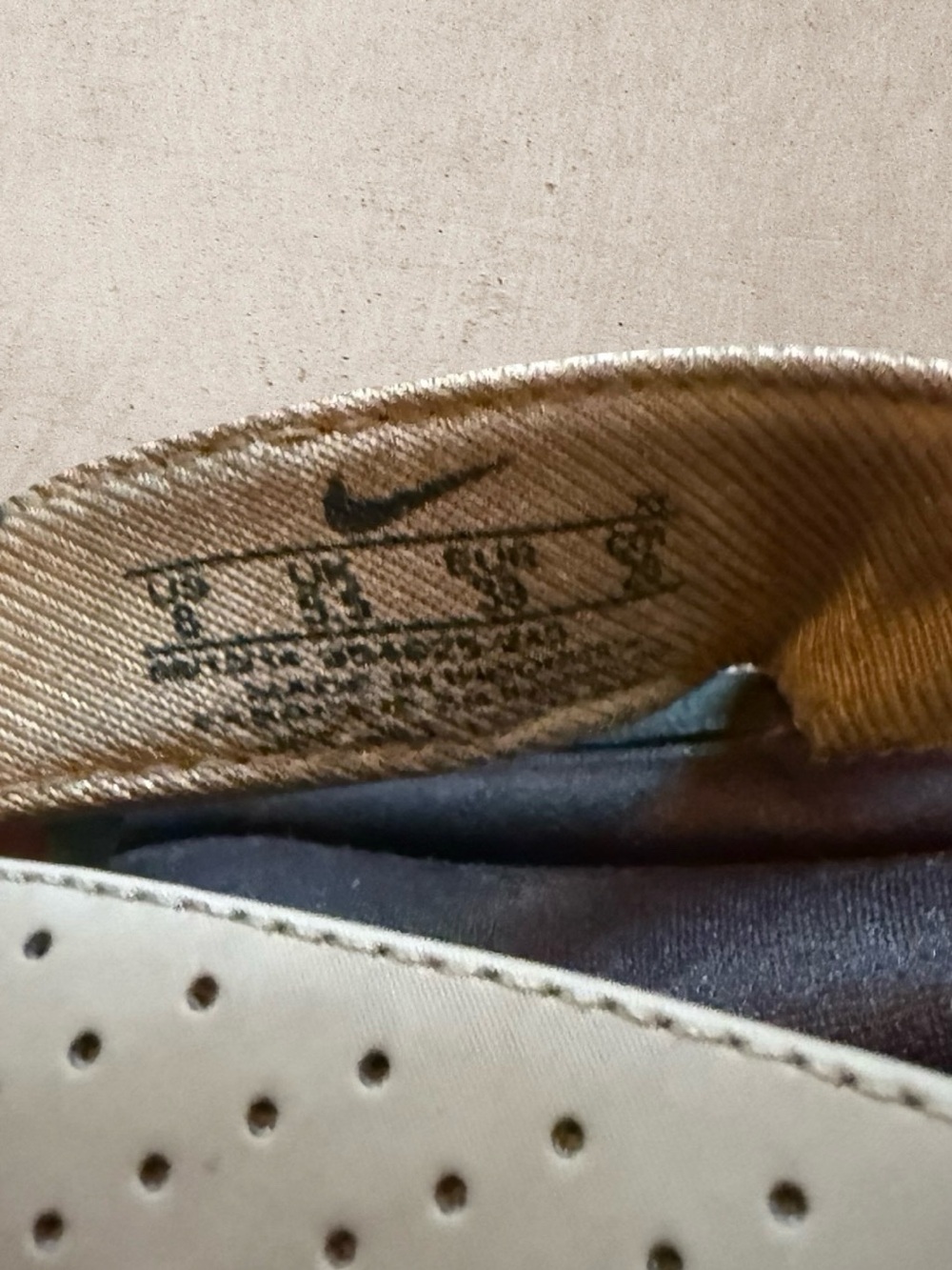🥥 NIKE Tan and Black Cushioned Flip Flop Sandals - Picture 4 of 7